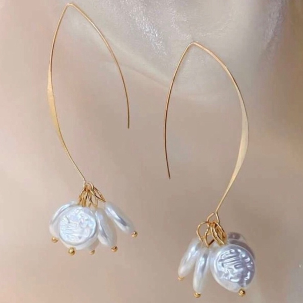 Anthropologie “Freshwater Pearl Disc Cluster” Elongated Open Loop Gold Wire Hoop - Picture 3 of 16